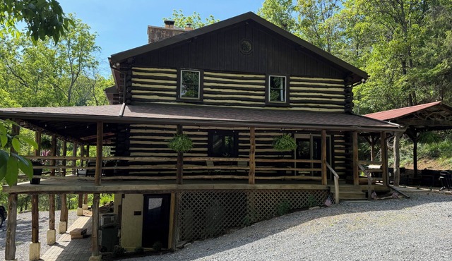 Fabulous 4-bedroom log cabin with HOT TUB in charming Petersburg