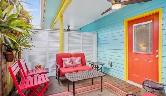 Fabulous Cozy 2BR Steps to Magazine Covered Patio