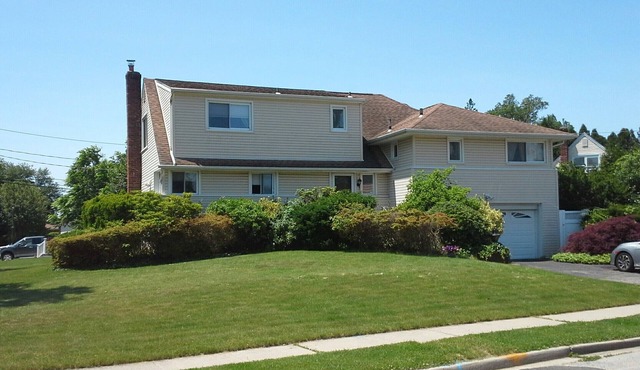 Fabulous house in Plainview.Viral free!