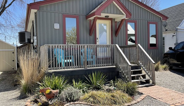 Family friendly cottage - 4 minute walk to main beach!