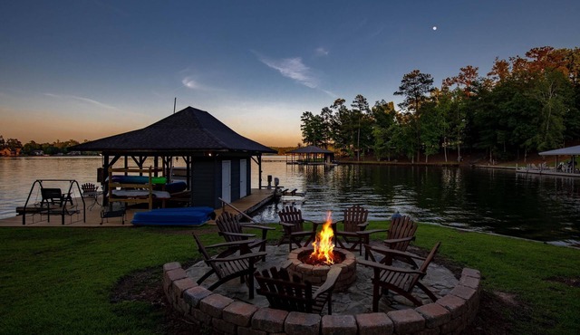 Family Fun Lakehouse. Dock. Boat Ramp. Game Room. Firepit. Kayaks. Paddleboat.