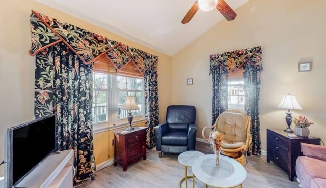 Family-sized Condo Home by Beach Bayside & Pet Friendly