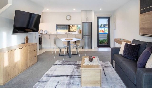 Family Stay Townhouse | EV Charger + Hagley Park