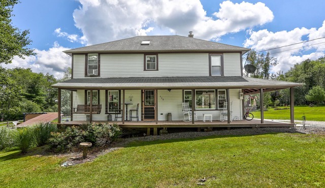 Farm country house with AC in charming Cochecton. Pool jacuzzi open May to Sept