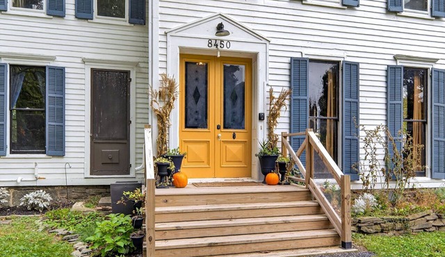 FLX Victorian, Historical Charm + Modern Comfort, Perfect Location to Everything