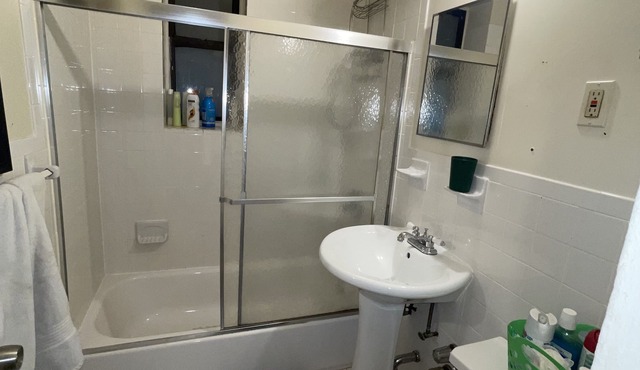 FULL LARGE BD apt with a 5min walk to HOLLIS train station and walk to D b/STOP
