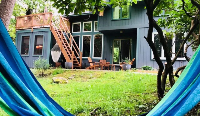 Fully stocked creekside retreat with sauna and privacy & outdoor dining