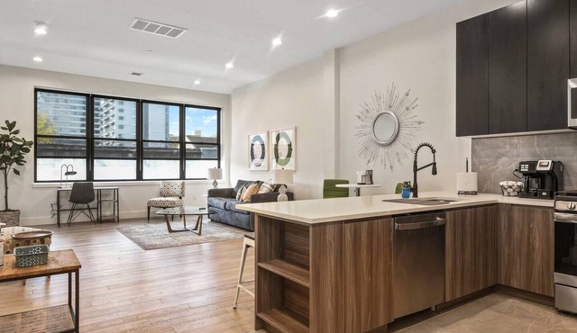 Funky ! 2BR Lux ! Free parking! 30 min to NYC
