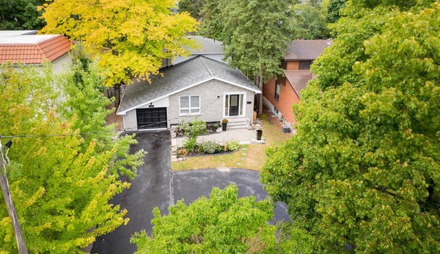Furnished Family Home ★ KING BED ★ Parking ★ BBQ ★ Backyard ★ Discounted Price
