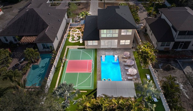 Gatsby Estate! Pickleball, Heated Pool, Mini Golf & Games!