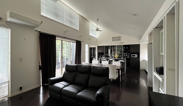 Genuine suburban Tokyo living in modern big house. 10 mins by train to Shinjuku!