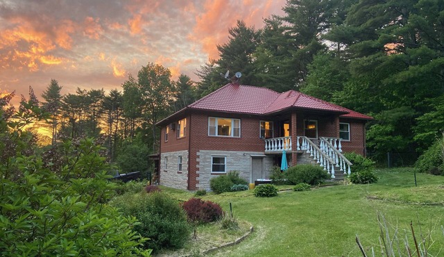 Giant chalet with private lake access. Hot tub. pet friendly. ultimate game room