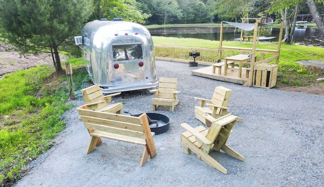 Glamping in Vintage Airstream with modern comforts with private pond access.