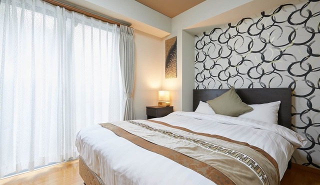 * Good location in a lively commercial area * Excellent access to tourist spots