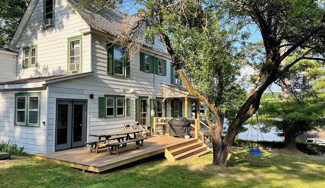 Gorgeous 6-bdrm lake farmhouse with EV Charger