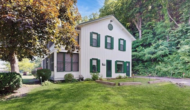Gorgeous dog-friendly lakefront cottage with full kitchen and grill