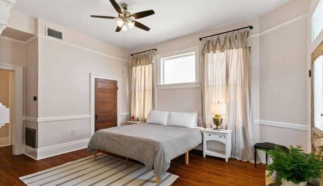 Gorgeous Garden District Apt Steps to St Charles