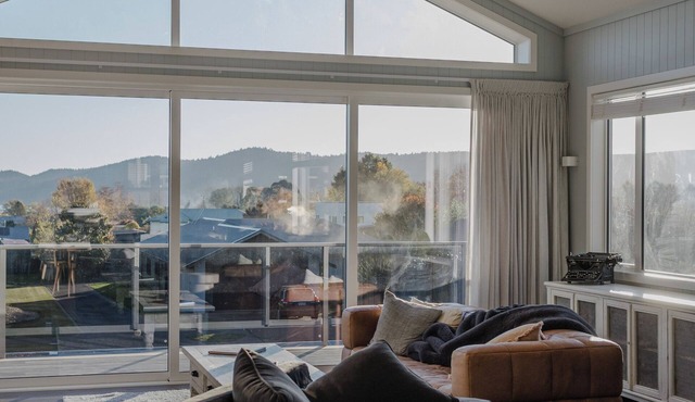 Gorgeous new bach with lake views, 4 Bedroom - 2 ensuite, 3.5 bath, pet friendly