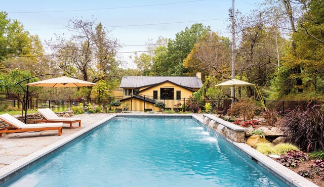 Gorgeous Tuscan inspired private oasis, Heated pool, 5 min to Woodstock