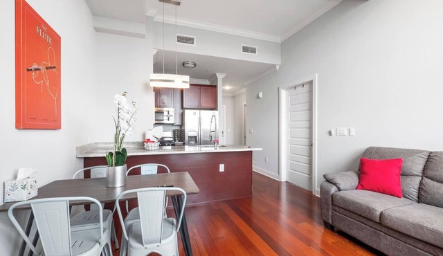 Grand 1BR with Rooftop Pool & Gym