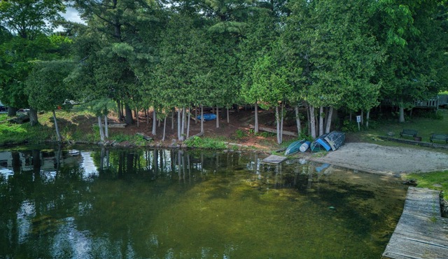 Grand Cottage on Sydenham Lake