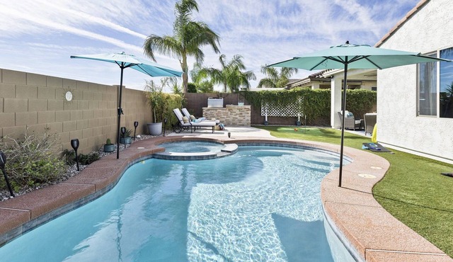 Great Neighborhood, Heated Pool &Spa, Putting Area!