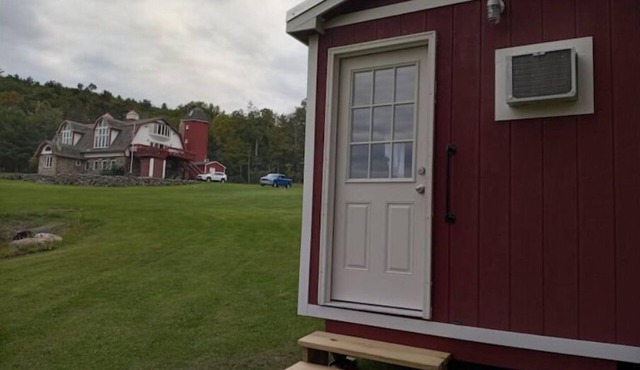 Green Acres Glamping! Tiny house glamping. Full & mid week stays available.