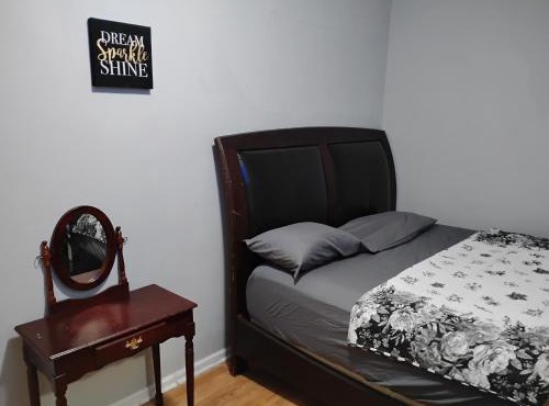 Grove 4- Queen bed with Private bathroom