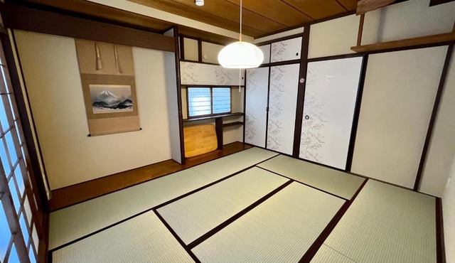 GU Hotel Traditional Japanese-Style House in Tokyo15 Minutes by Train from Shinjuku Sleeps Up to 10 Guests