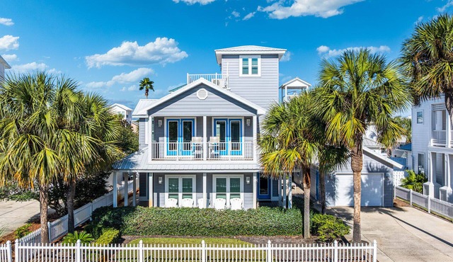 Gulfside Getaway - Main House+Guest House, Community Pool, Steps To The Beach!
