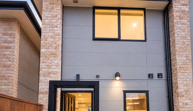 Hagley Park Base | Parking + EV plug-in - Bookahome