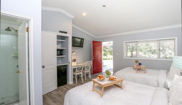 Hamlet Inn - PASSES TO COOPERS BEACH