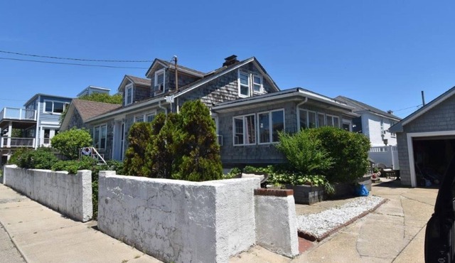 Hamptons like EAB Long Beach area 4 Bedroom House - Steps to the ocean!