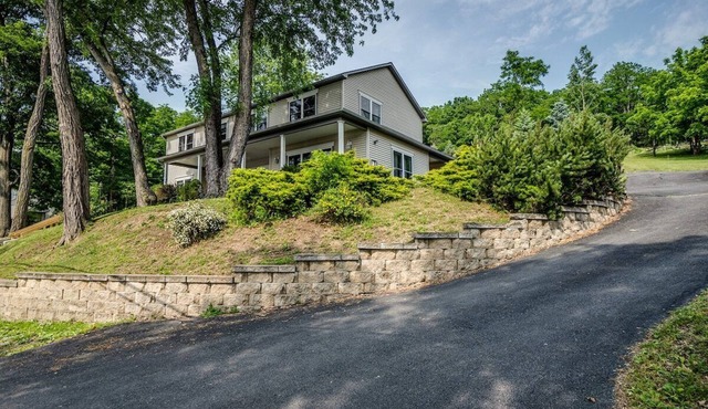 Happy Daze: lake home on Keuka Lake, EV charger