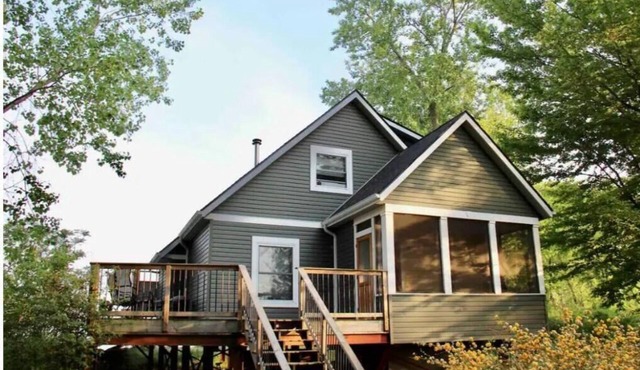 Healing Waters Retreat Quiet Modern lakeside Cottage, on South Pelee Island