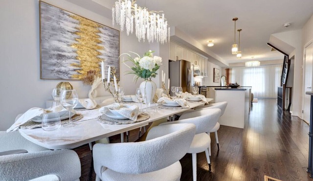 Heart of Port Credit | Lakefront,Dining & Shopping