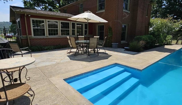Heated Pool & Country Charm Between Pittsburgh and Laurel Highlands