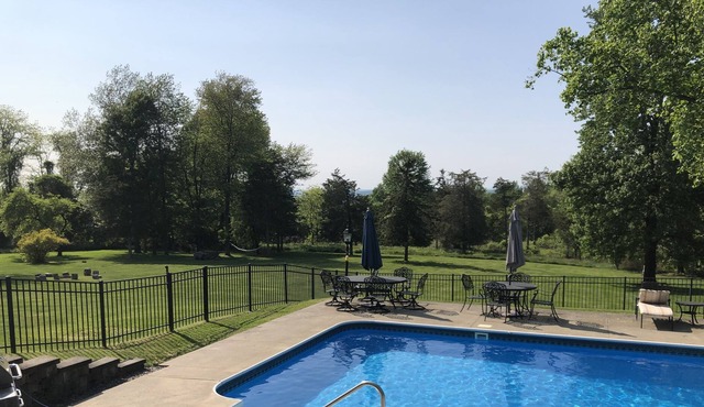 Heated pool, game room, amazing yard, 60 miles from NY, near Beacon, Cold Spring