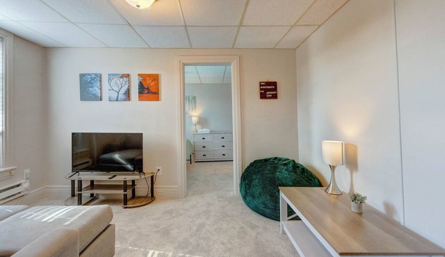 Hell's Kitchen, Apt #1 1-bedroom apartment just a short walk to Hershey Theatre