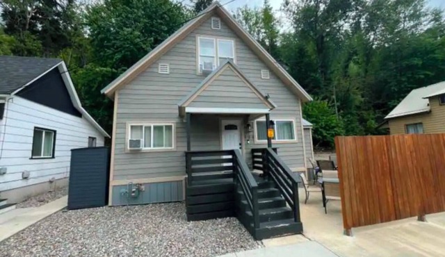 Hideaway Haven- In town 5 bedroom Snowy Mountain Chalet in Charming Wallace