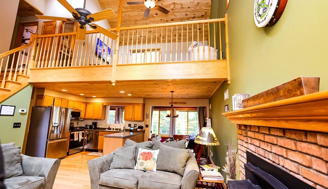 Hideout- Spacious Pet Friendly Home ready!