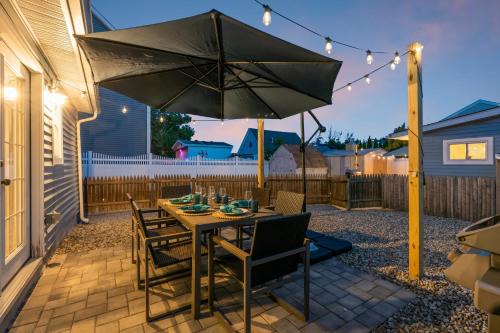 Highly Rated Beach House Blocks to Beach & Main St 6 Badges, Patio, Grill