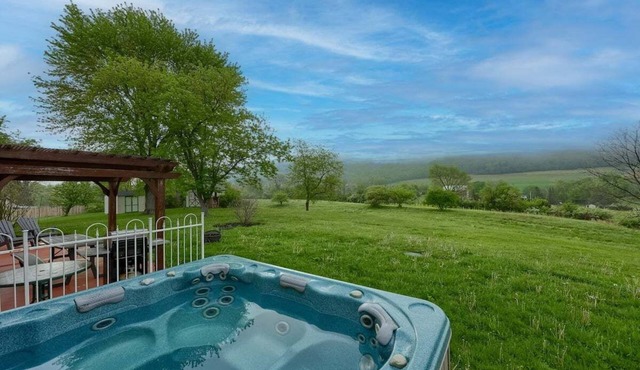 Hilltop Retreat w/Hot Tub & Panoramic Views
