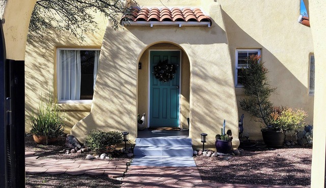 Historic 3 bed 2 bath home, with separate Casita. Walk to the U of AZ campus.
