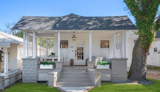 Historic Cottage in Olde Town BSL - One Block from Beach & Dining