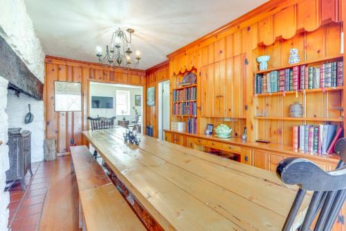 Historic Manor 3 Mi to Shawnee Mtn! Pet Friendly