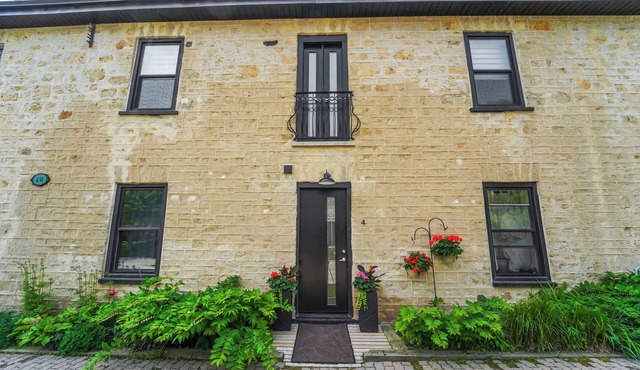 Historical Dreamy Loft Retreat in the Heart of Elora- Minutes from Downtown