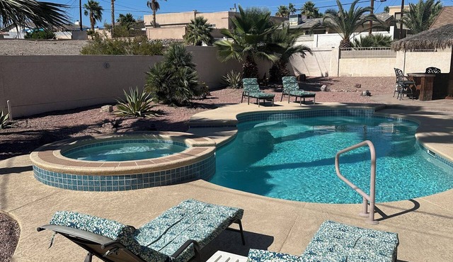 HOME SWEET HOME! PRIVATE POOL, PATIO & TIKI BAR WITH BEAUTIFUL LANDSCAPING