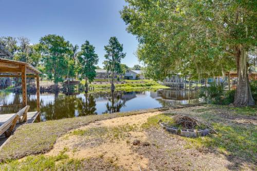 Hot Tub + Dock Access: Lake Hatchineha Getaway!