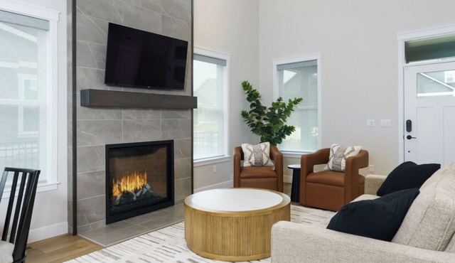 Hot Tub + Golf Course Fenced Yard New Modern Home
